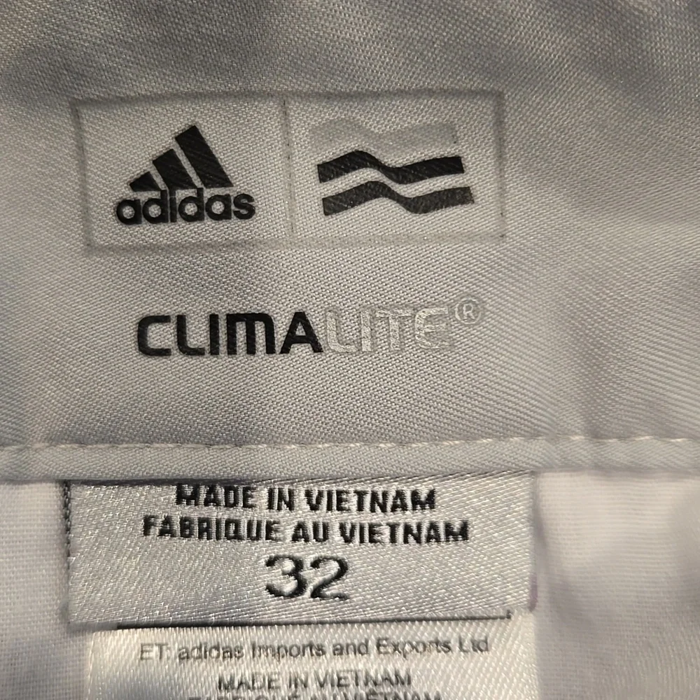 ADIDAS CLIMALITE GOLF SHORTS FLAT FRONT.. SIZE 32. LIGHT GREY.